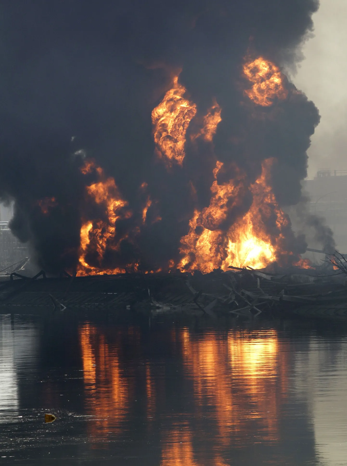 Пожар на нефтеперерабатывающем заводе в Японии после землетрясения.