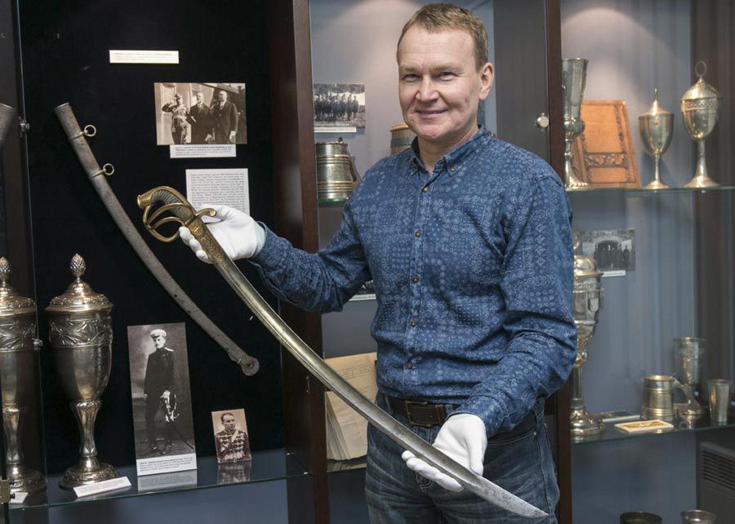Muuseumi direktor Jaak Pihlak juhib tähelepanu sellele, et lisaks põnevale loole näeb restaureeritud mõõk ka väga efektne välja.