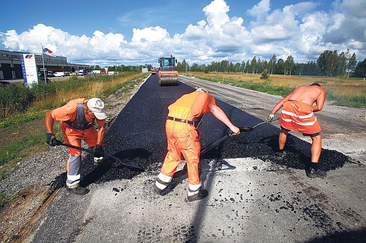 Lihula maantee merepoolse teelõigu remonditööde lõpetamise tähtaeg on 30. oktoober, kuid asfaltkate peab olema paigaldatud juba augustikuu lõpuks.