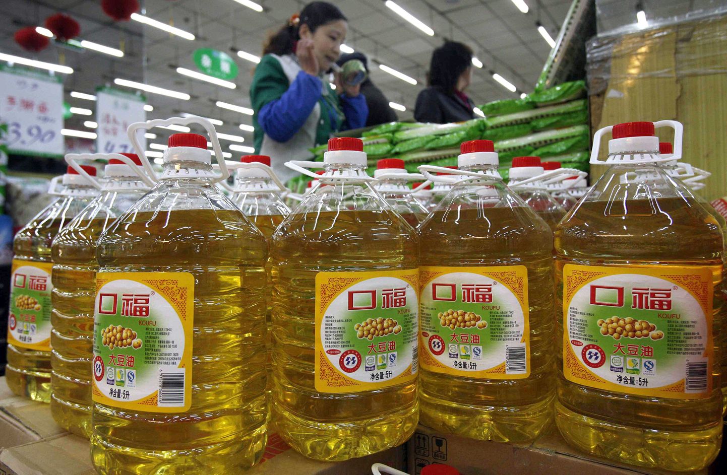 Toiduks kasutatava õli pudelid Shenyangi supermarketis 2008. aasta aprillis.