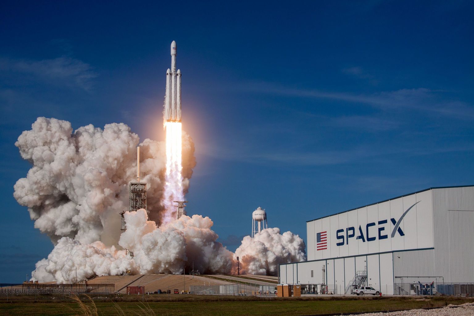 SpaceX's first Falcon Heavy rocket took off on its inaugural test launch from NASA's Kennedy Space Center in Florida at 3:45 p.m. EST (2045 GMT) yesterday (6Feb18). The high-power launcher is attempting to boost Elon Musk's electric Tesla sports car into deep space as a shakedown for future Falcon Heavy missions. Florida, United States
When: 06 Feb 2018//SIPA_1302.7280/Credit:SPACE X/SIPA/1802071539