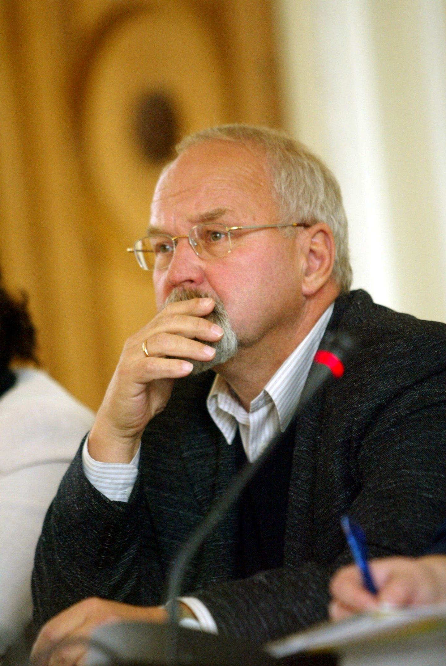 Peeter Tulviste 2003. aastal riigikogu sotsiaalkomisjoni istungil.