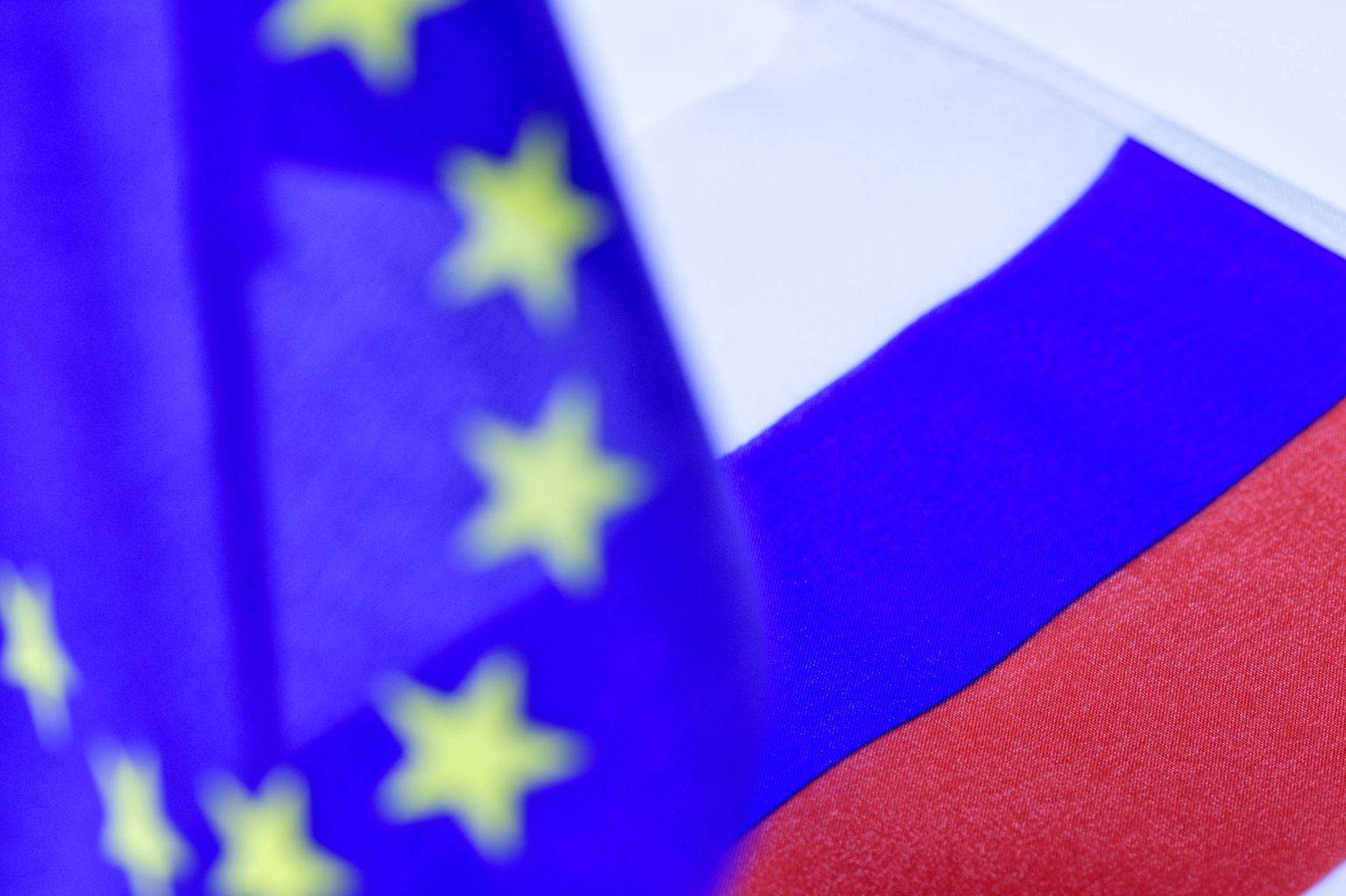 Флаги России и ЕС.