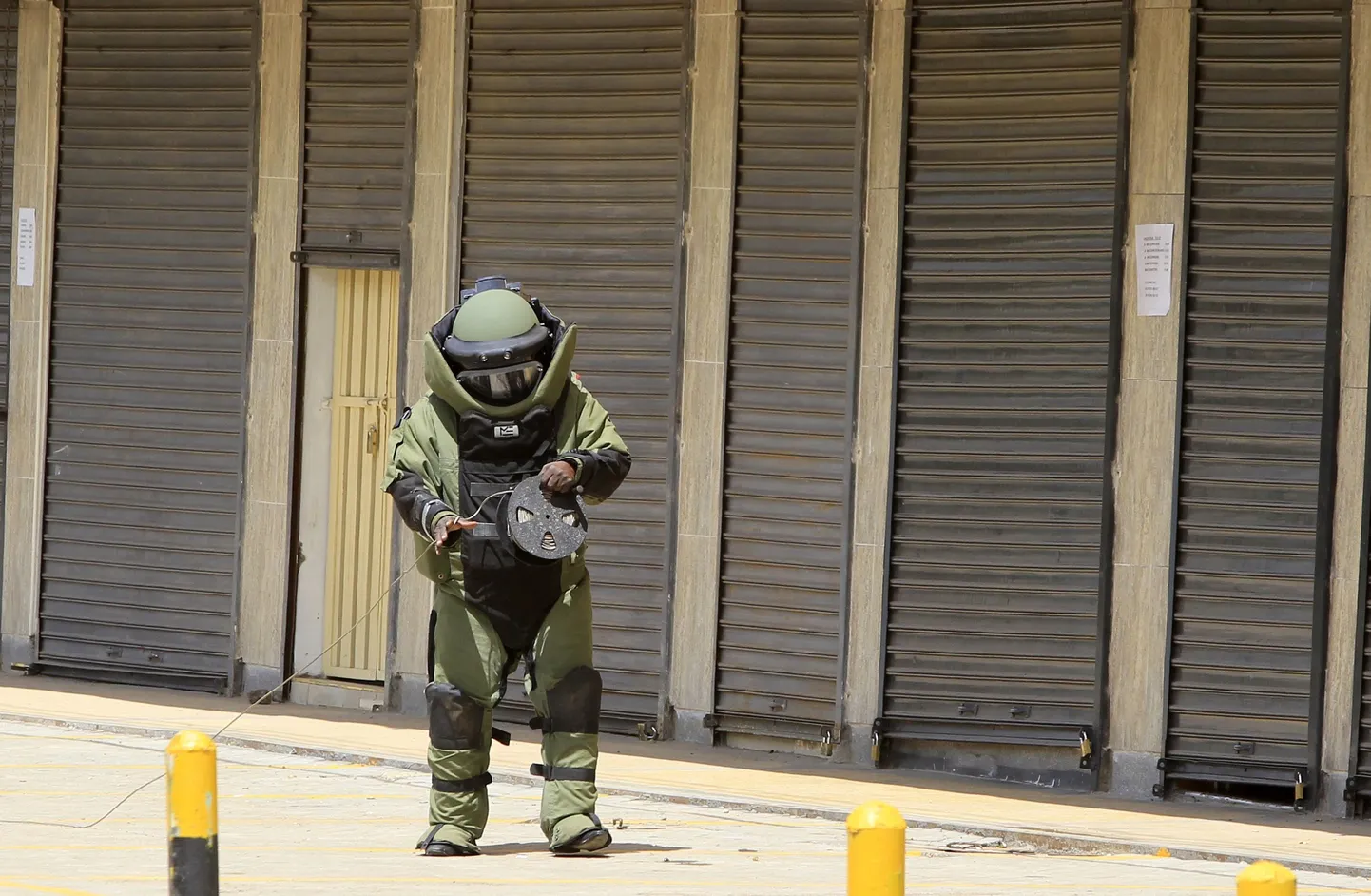 Pommiekspert suundub uurima Nairobisse jäetud autot, kuhu väidetavalt oli peidetud pomm.