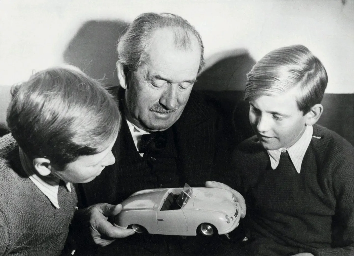 Ferdinand Porsche oma kahe lapselapsega
1949. a – vasakul Ferdinand Alexander
«Butzi» Porsche ja paremal Ferdinand Piëch. Mõlemast poisist said tõsised tegijad.