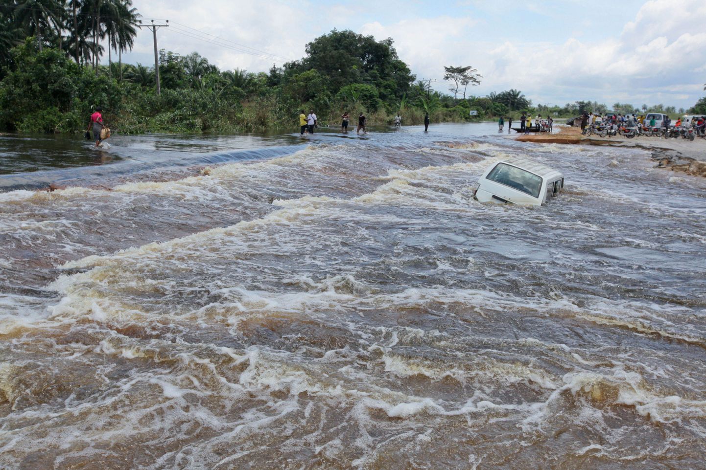 Tulvavesi võimutsemas Patani kogukonnas.