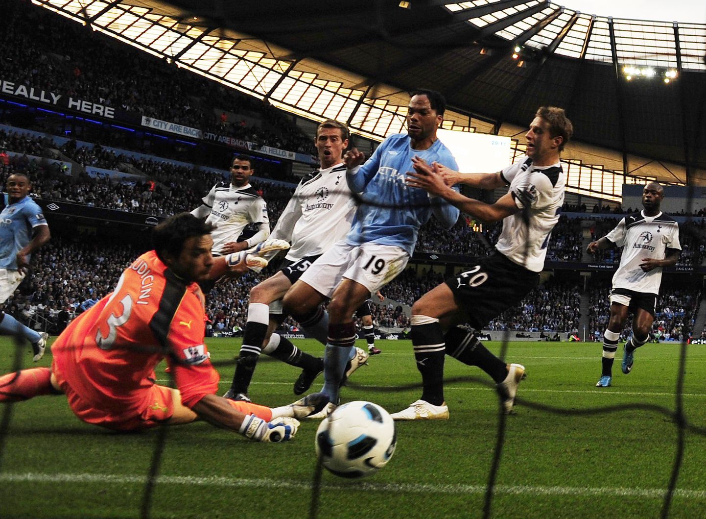 Manchester City alistas Tottenhami tänu Peter Crouchi (paremalt neljas) omaväravale.