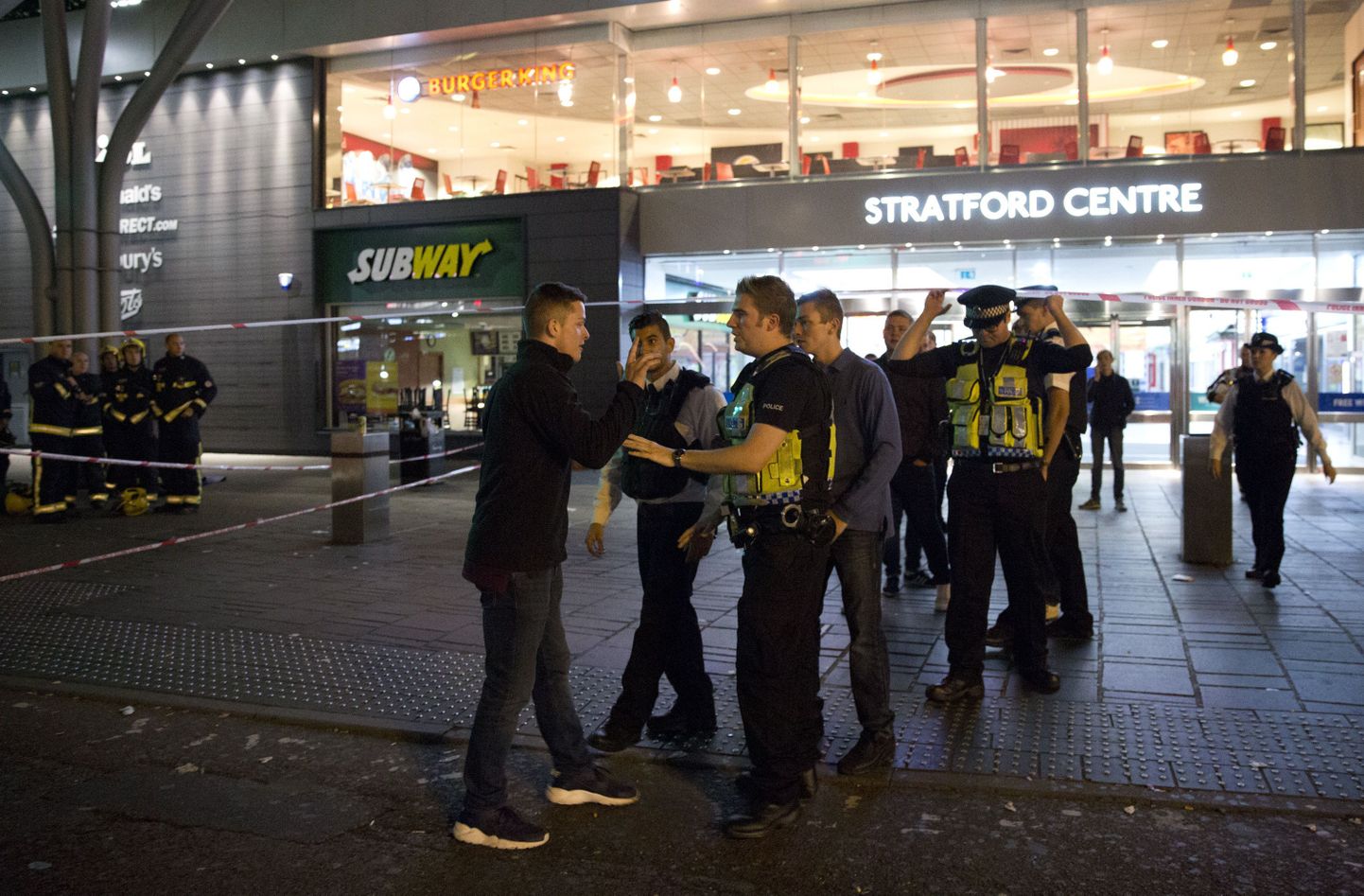 Politsei pärast rünnakut Stratfordi keskuse juures.