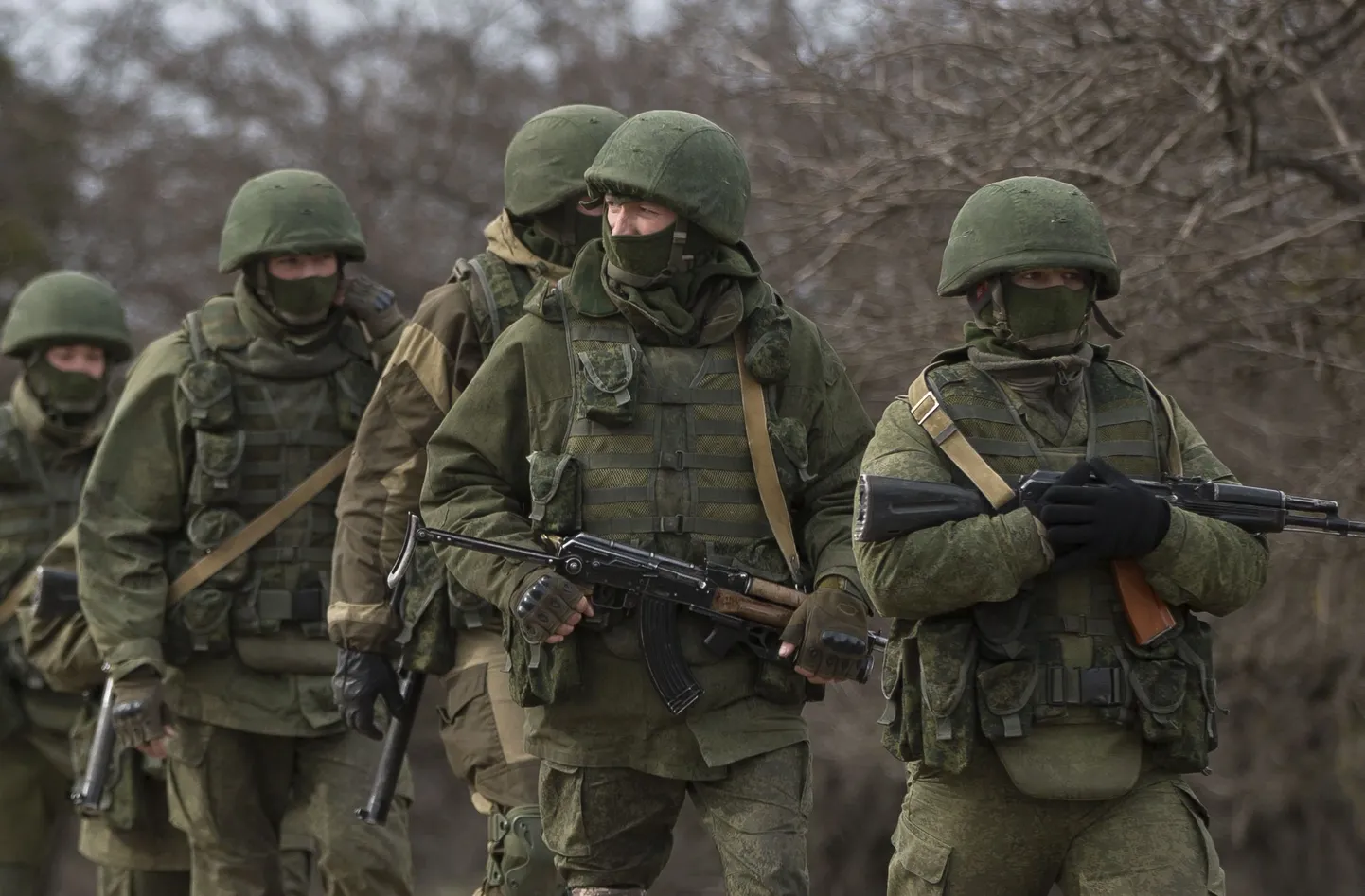 Снабженные современным оружием, однако, не имеющие опознавательных знаков «зеленые человечки» два года назад в Крыму. Позже Путин признал, что это были российские военнослужащие.