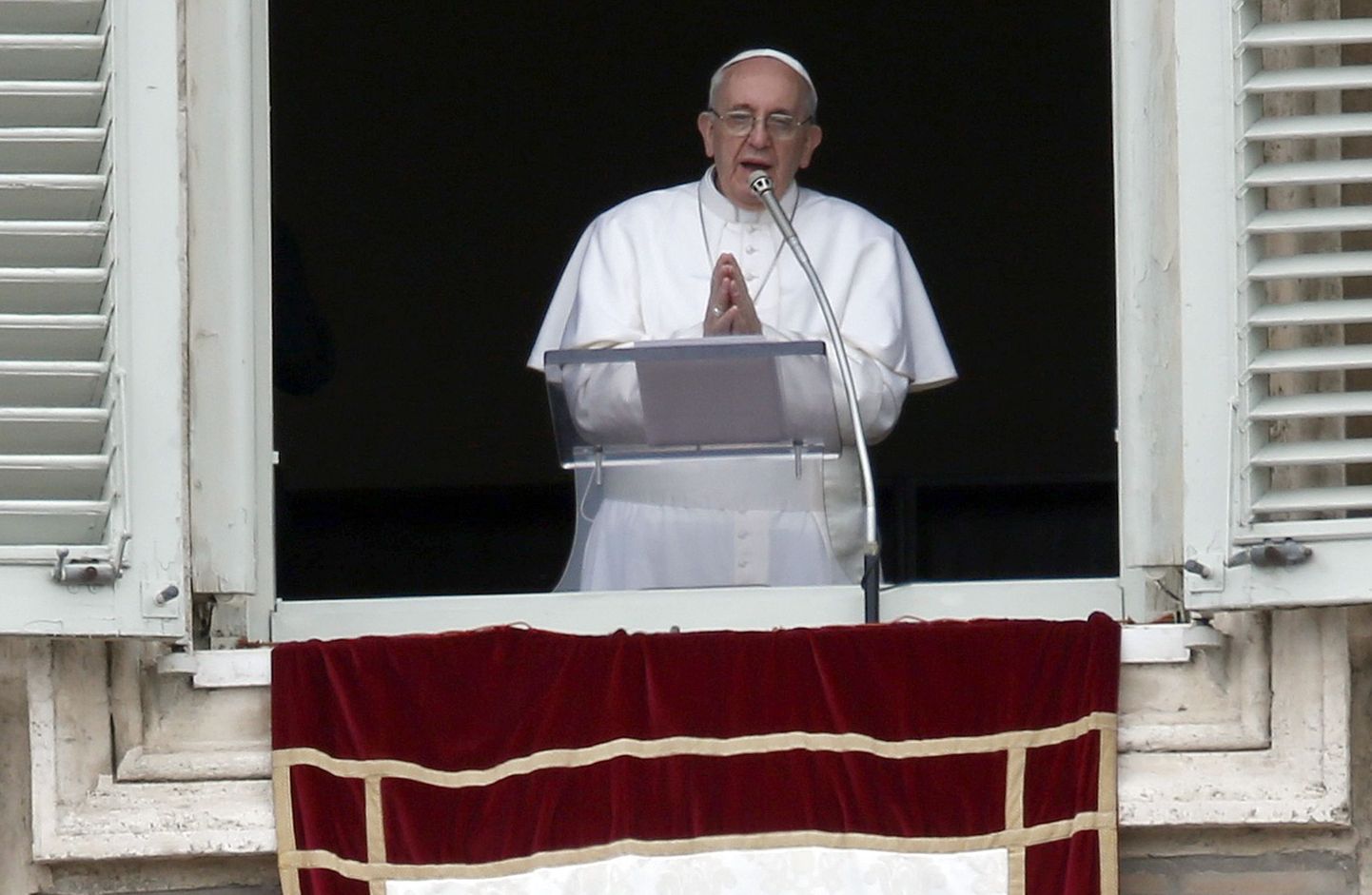Paavst Franciscus täna Püha Peetruse väljakule kogunenud inimestele kõnet pidamas.
