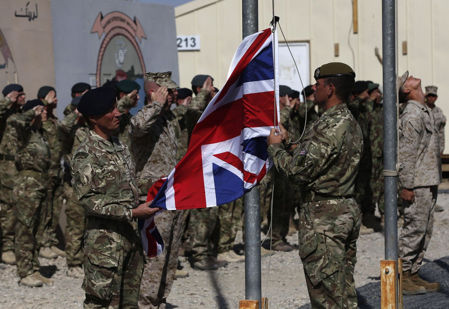 Briti sõdurid langetasid Suurbritannia lipu Helmandis 26. oktoobril.