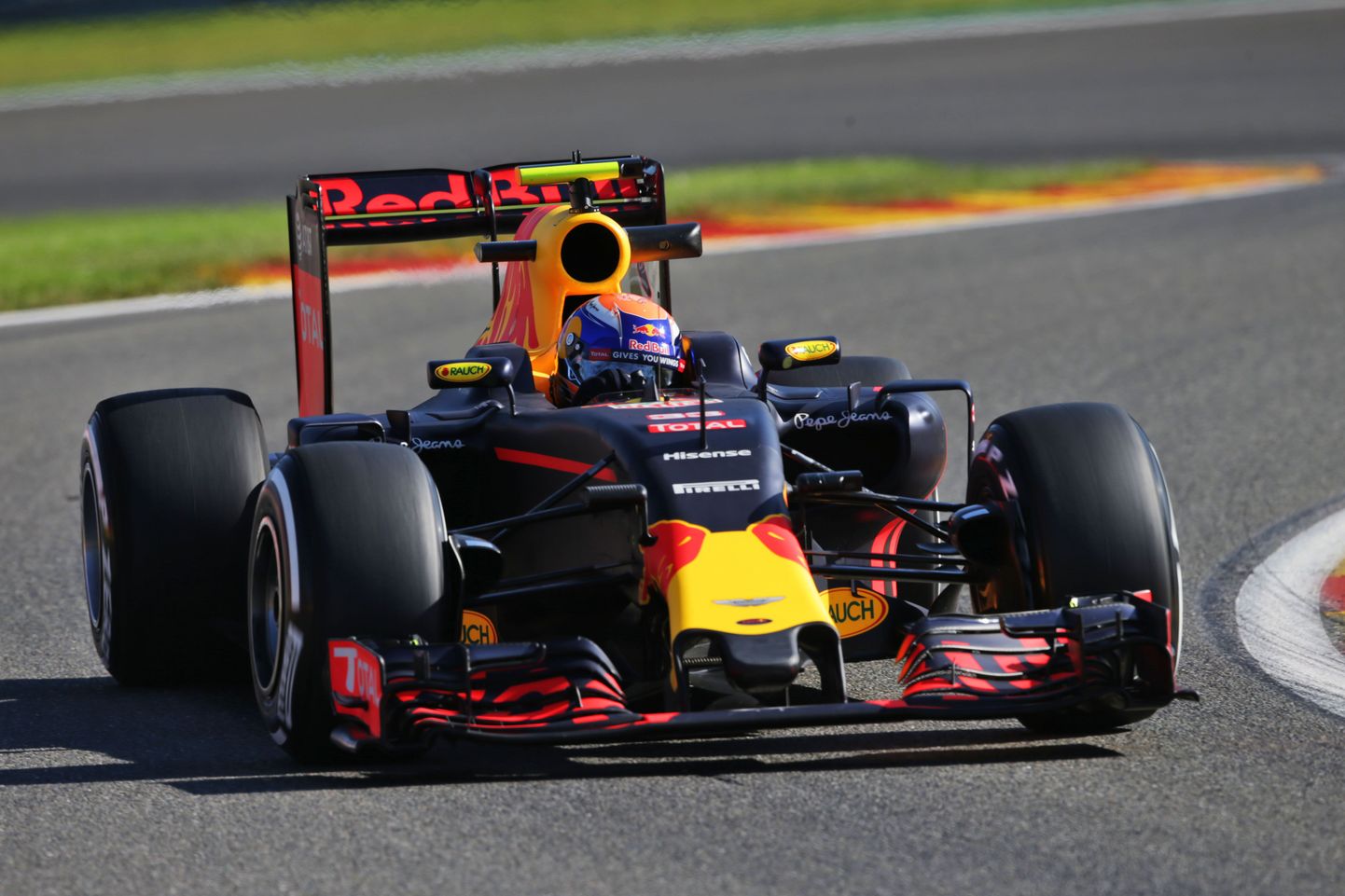 Max Verstappeni kiirus jäi teisel vabatreeningul konkurentidele kättesaamatuks.