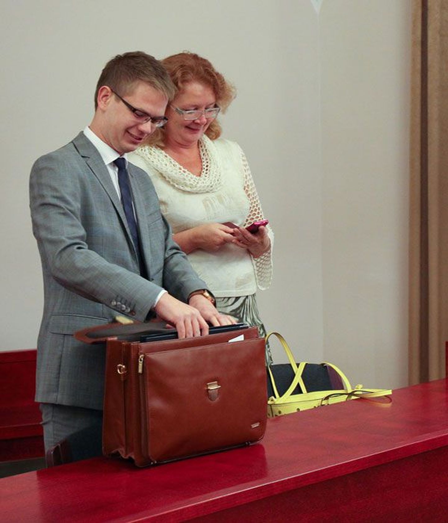 Член Рийгикогу Яна Тоом и ее представитель Оливер Няэс на процессе против Полиции безопасности 17 сентября 2012 года.