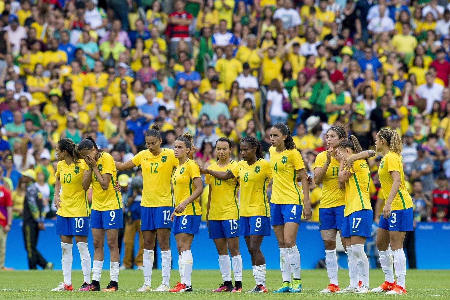 Rootsi naiskond penaltiseeriat vaatamas