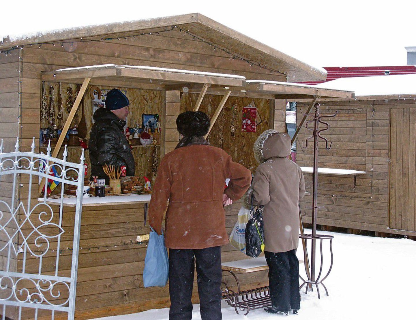 На ярмарке в Нарве люди с удовольствием покупали сувениры.