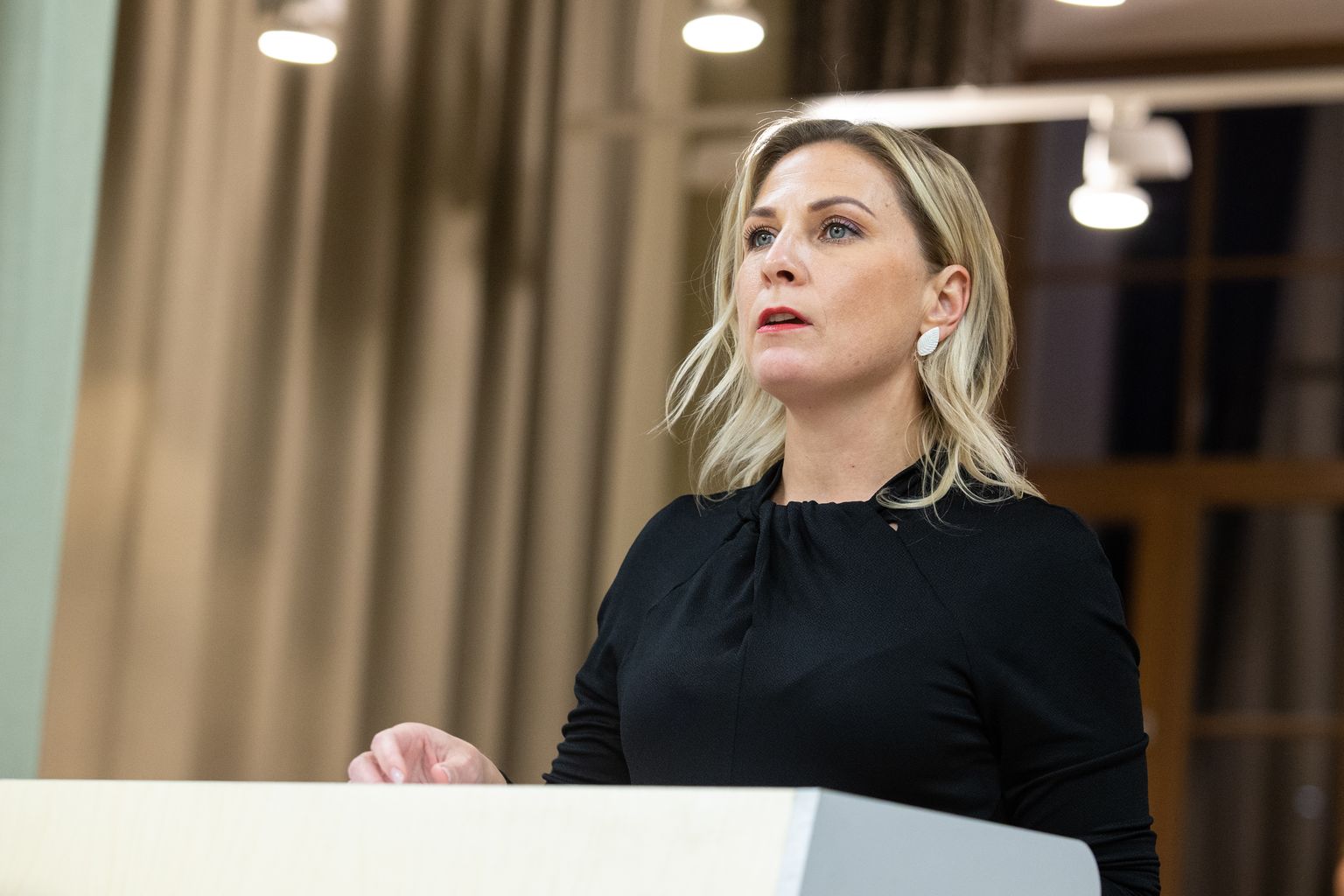 Jõhvi vallavanem Maris Toomel sai 200 eurot palka juurde ning seadusliku õiguse ametiautot piiramatult kasutada.