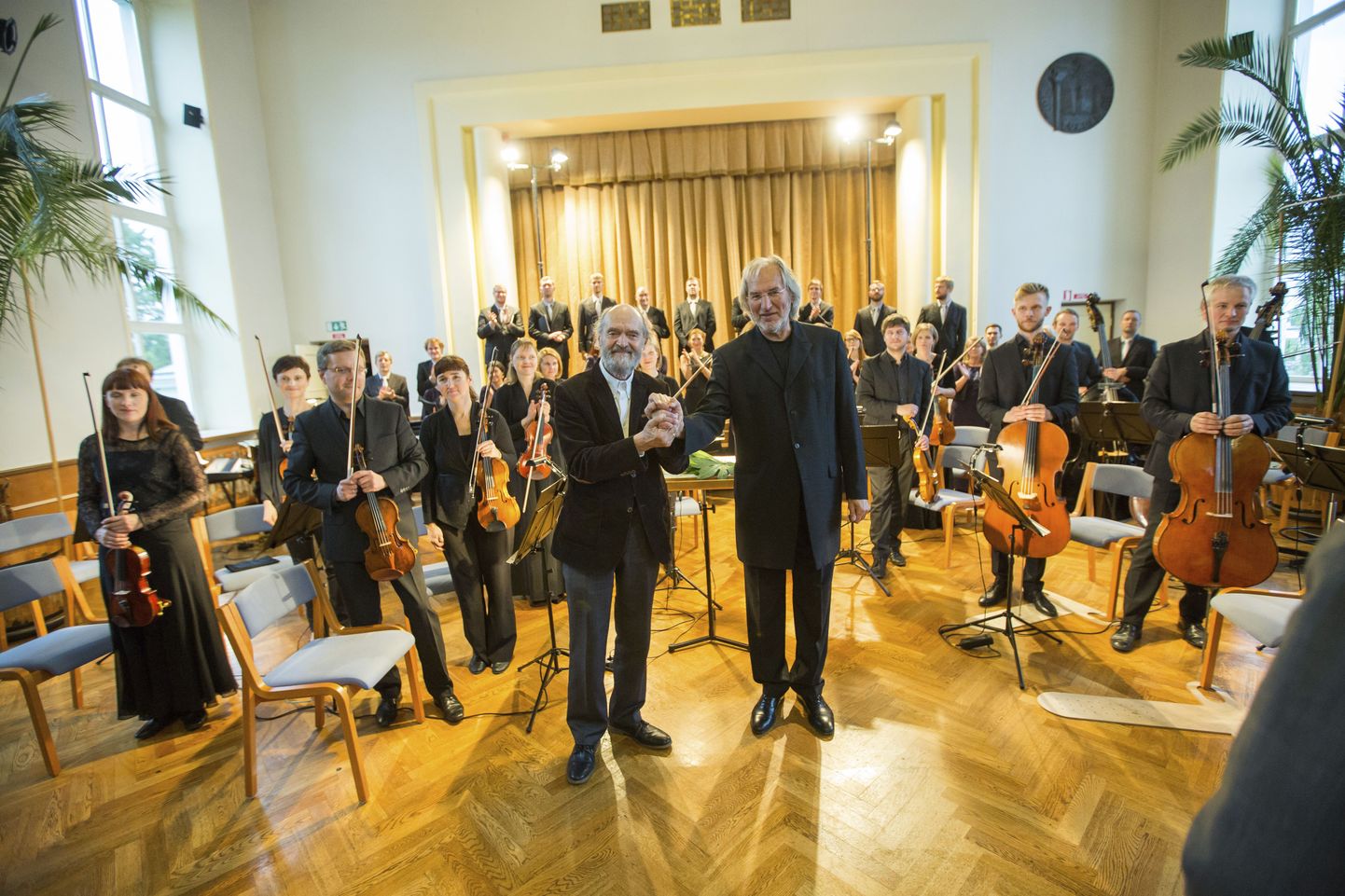 Maestro Arvo Pärt kuulas Rakvere gümnaasiumi aula tagareas enda sünnipäevale pühendatud kontserti.