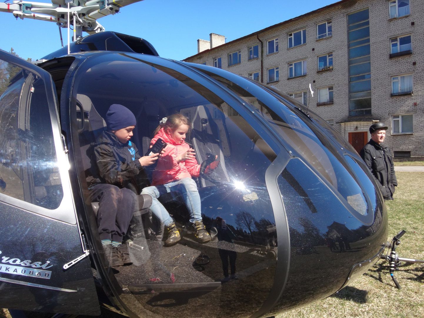 Дети в вертолете предпринимателя.