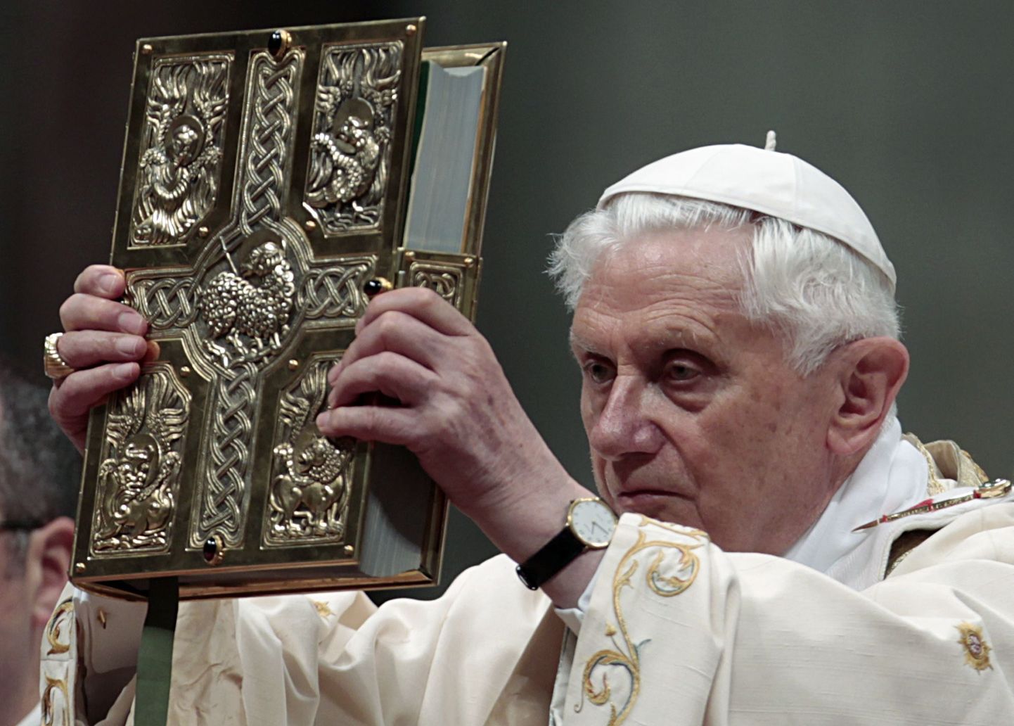 Paavst Benedictus XVI ülestõusmispühade öisel missal.