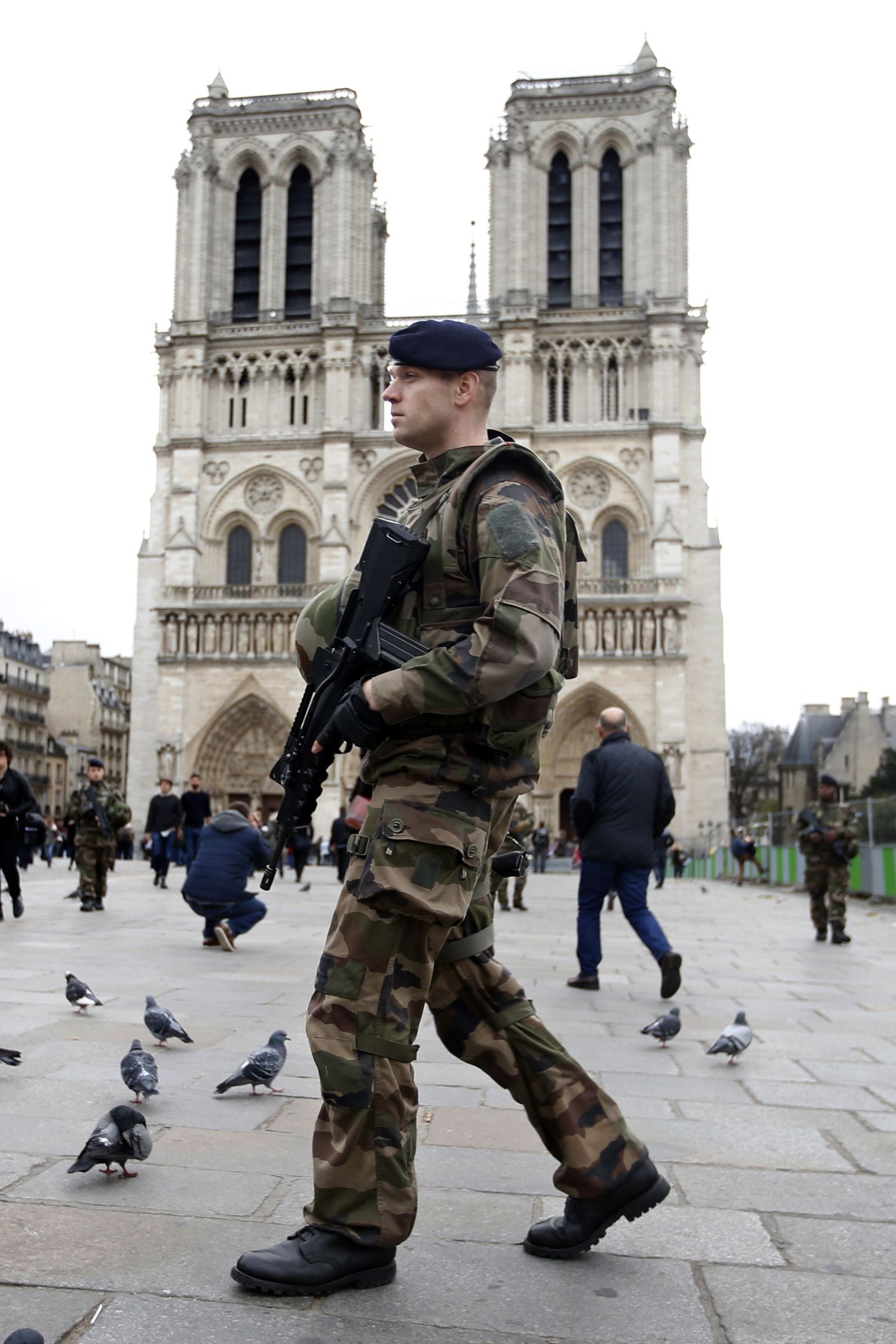 Военный в Париже.