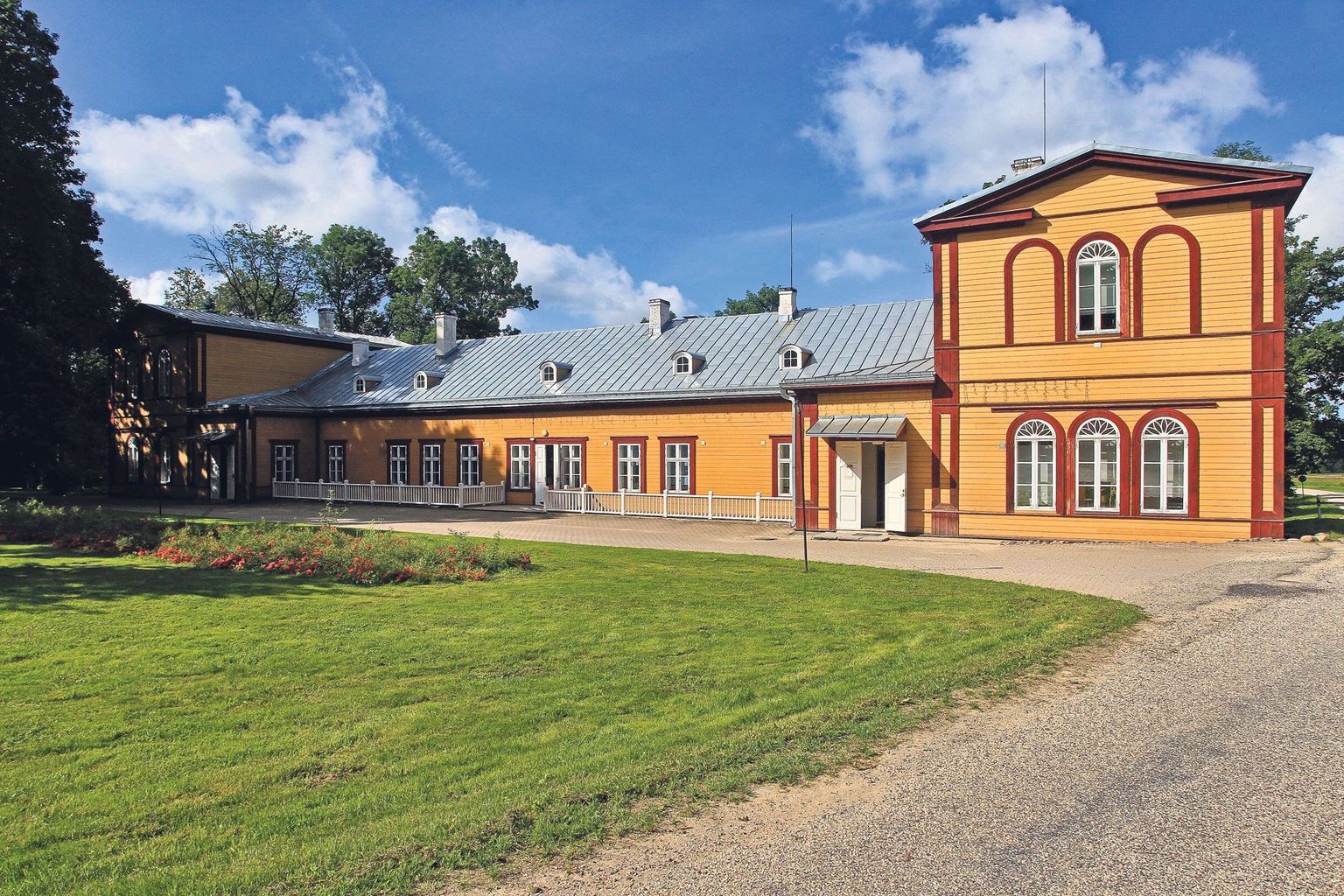 1860. aastail, mil Palupera mõis oli von Bruiningkide omanduses, valmis puidust historitsistlik härrastemaja, peaaegu selline nagu pildil. Esialgu paiknes hoone keskpaigas vaatetorn, mille kõrgus ületas jõudsalt tiibhooneid.