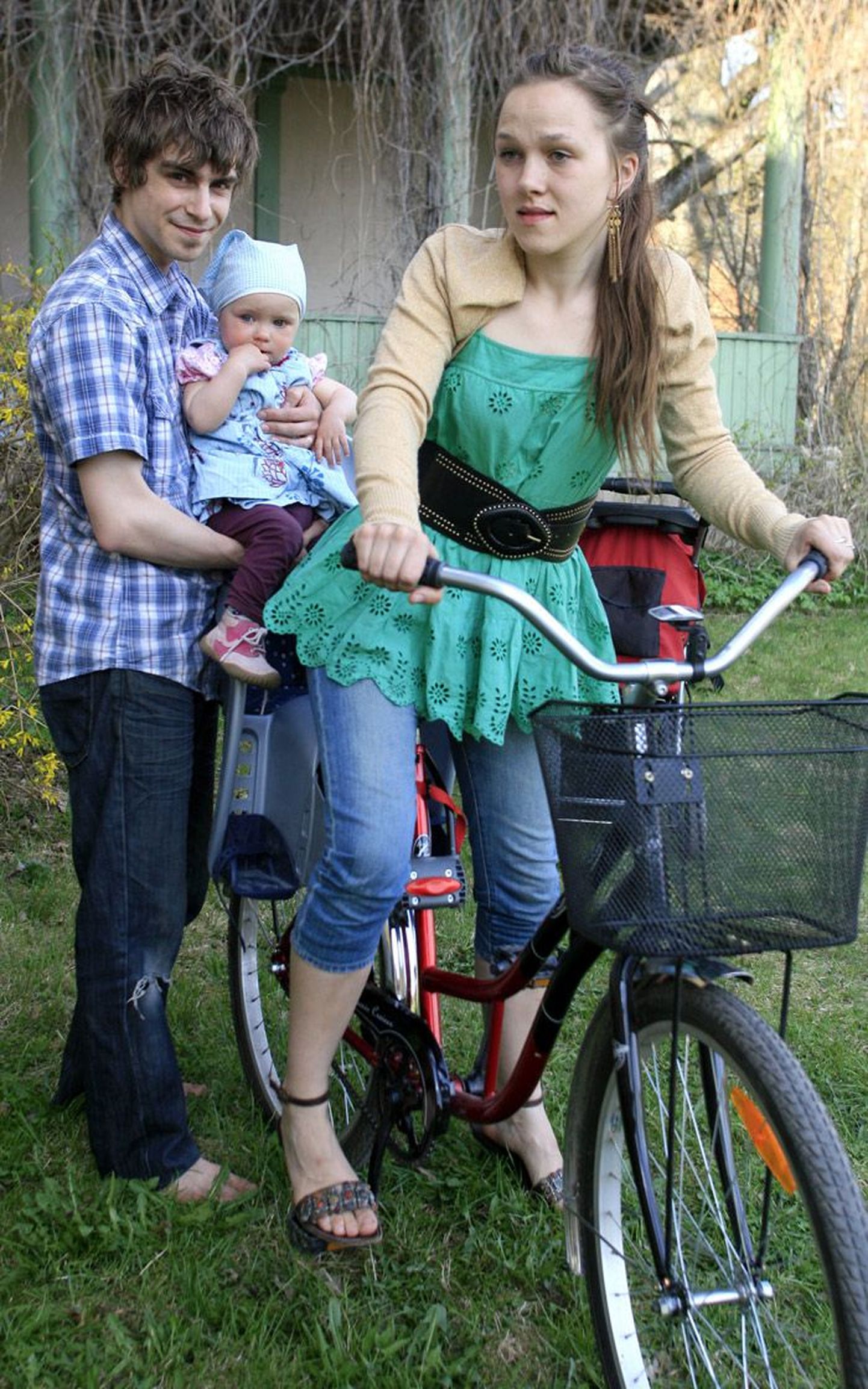 Viljandis elava Elias (vasakult), Mimi ja Gea Melini pere sissetulekut mõjutaks rahandusminister Ivari Padari kärpe  plaanist kõige enim tulumaksu tõus. Automaksu kiidavad nad heaks, sest Melinid eelistavad sõita jalgratastega või käia jala.