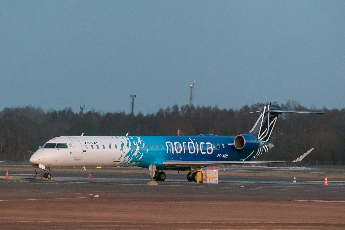 Esimene korporatiivvärvides Nordica lennuk Tallinna lennujaamas.
