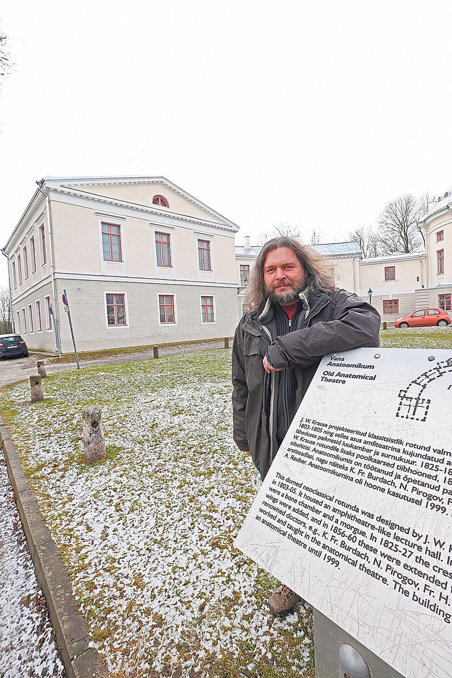 Anzori Barkalaja (47) selja taga Toomemäel on vana anatoomikumi vasak tiib, milles asub Tartu ülikooli haridusuuenduskeskus. Barkalaja juhib seda 4. oktoobrist 2015.