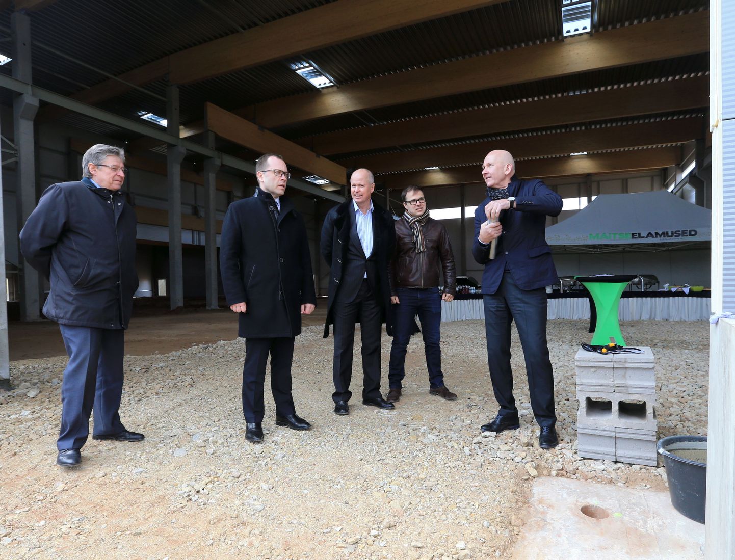 Puitelementmajade tehase Welement AS nurgakivi panek. Pildil vasakult: Mait Klaassen, Urmas Klaas, Aivar Tuulberg, Lauri Tuulberg ja Raivo Rand.