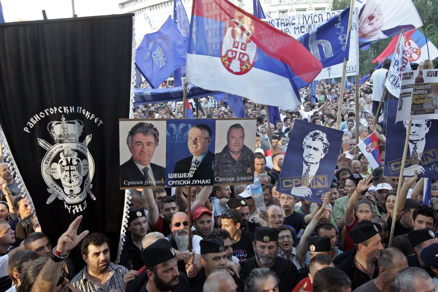 Rahvusäärmuslaste meeleavaldus Belgradis 29. juulil, kus väljendati toetust Radovan Karadzicile, Vojislav Seseljile ja Ratko Mladicile.