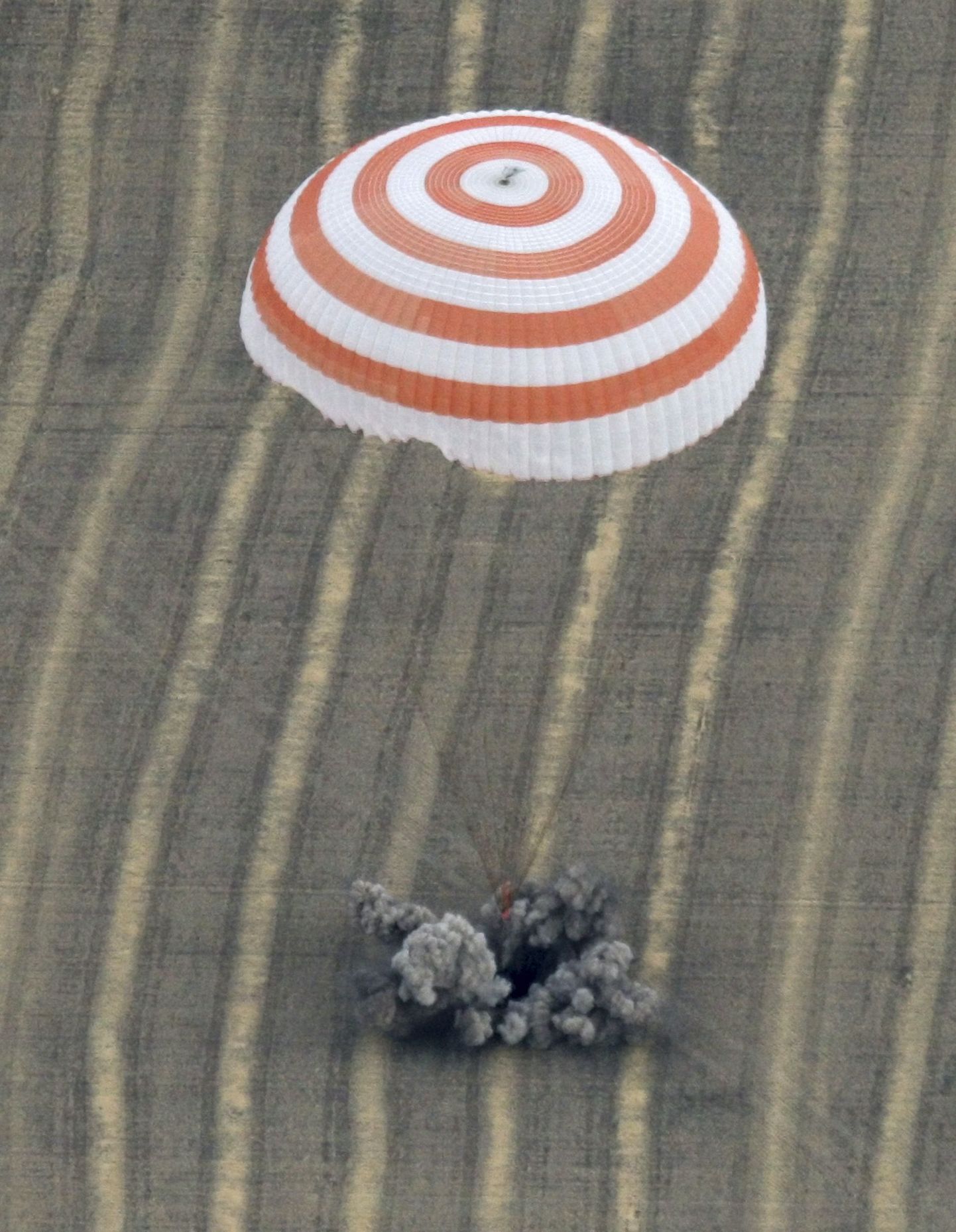 Sojuzi kapsel maandub edukalt Kasahstanis.
