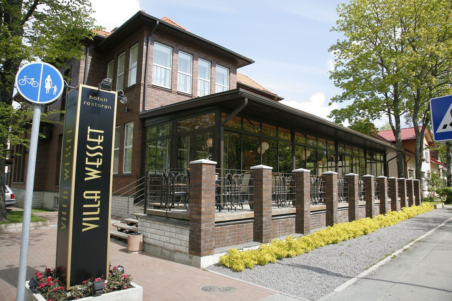 Mullu pälvis Kuldse Oaasi konkursil parima restorani ja parima teenindusega ettevõtte tiitli Villa Wesseti restoran, katkestades viis aastat kestnud pitsarestorani Steffani hegemoonia.