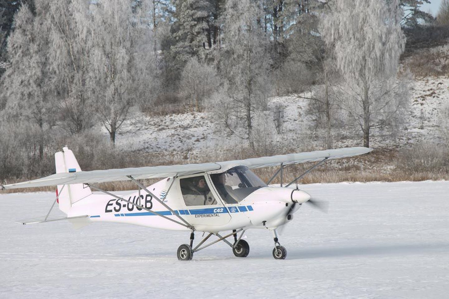 Viljandi lennuklubi piloodid Mart Kalam ja Erki Lember maandusid möödunud laupäeval Viljandi järvejääl.