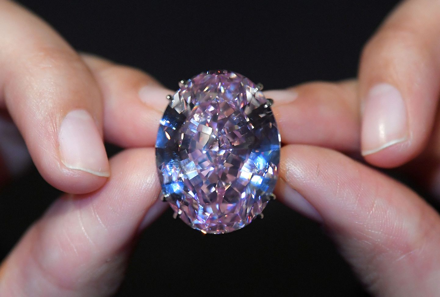 Pink Star: roosa teemant kaaluga 59,60 karaati (11,92 grammi) kaevandati Lõuna-Aafrika vabariigist 1999. aastal. Vääriskivi müüdi üleeile hinnaga 71 miljonit dollarit ehk 1,19 miljonit dollarit karaat.
