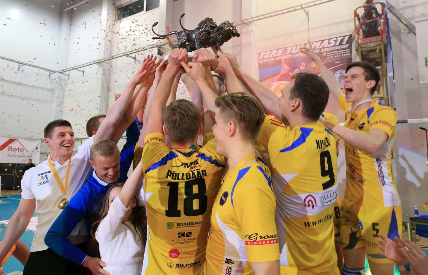 Rakvere Võrkpalliklubi mängijad tähistamas Balti liiga võitu.
