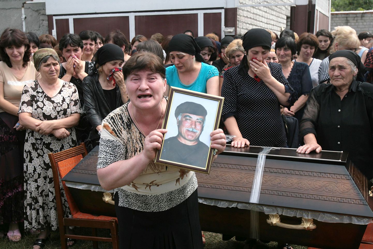 Sõjategevuse käigus hukkunud osseedi matused.