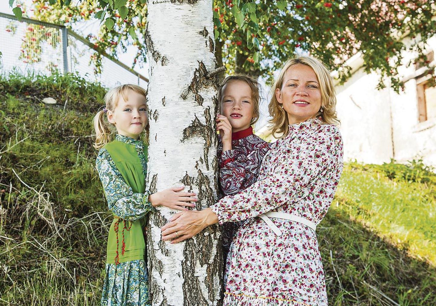 Ljudmila Ruukeli päevad mööduvad koos tütarde Luule (vasakul) ja Lillega, keda võib tihti näha ka soome-ugri maitsete videoblogis ema selja taga toimetamas.