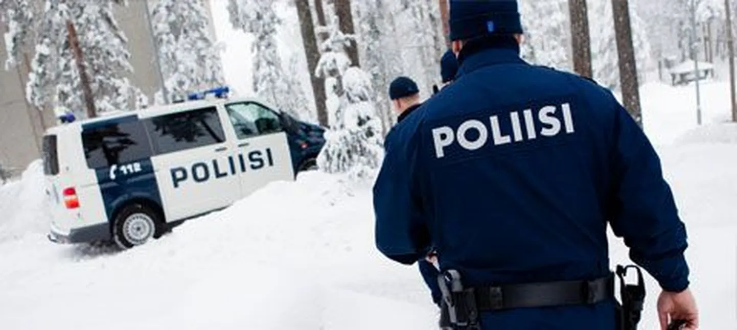 Soome politseinikud koos ametiautoga.