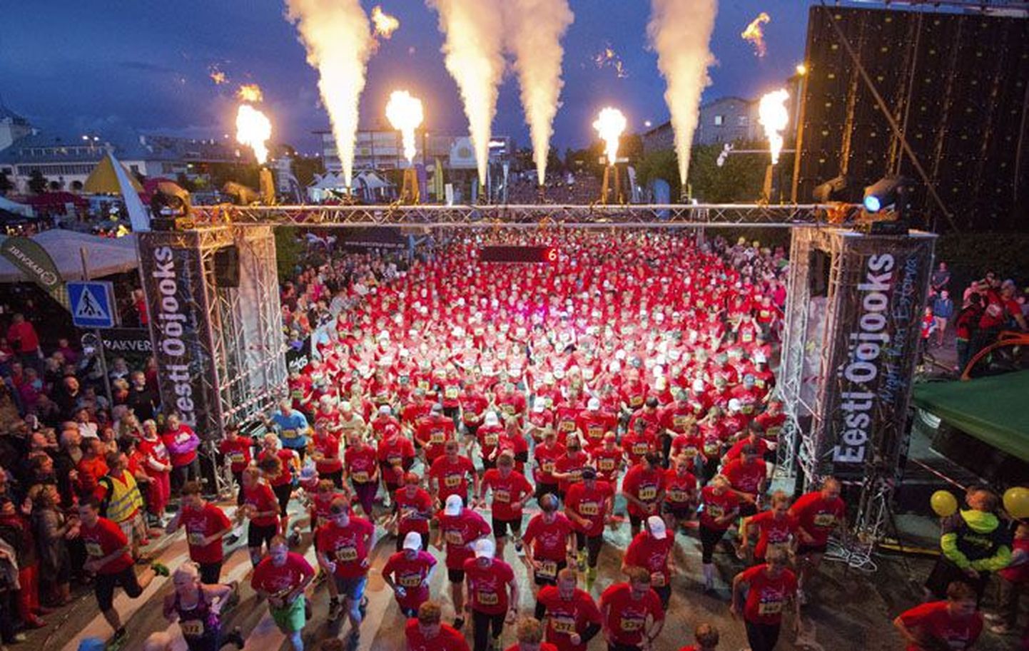 Üle 7000 jooksja värvis Rakvere augustiöö punaseks.