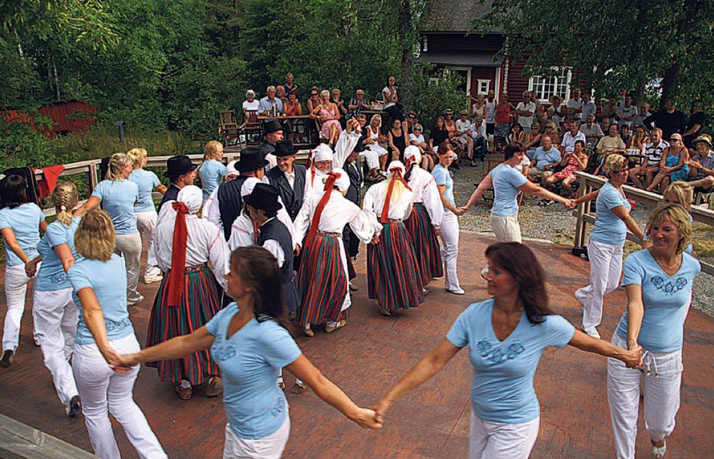 Rukkilill ning Valga Country Dancers Rootsis Lindholmenis esinemas.