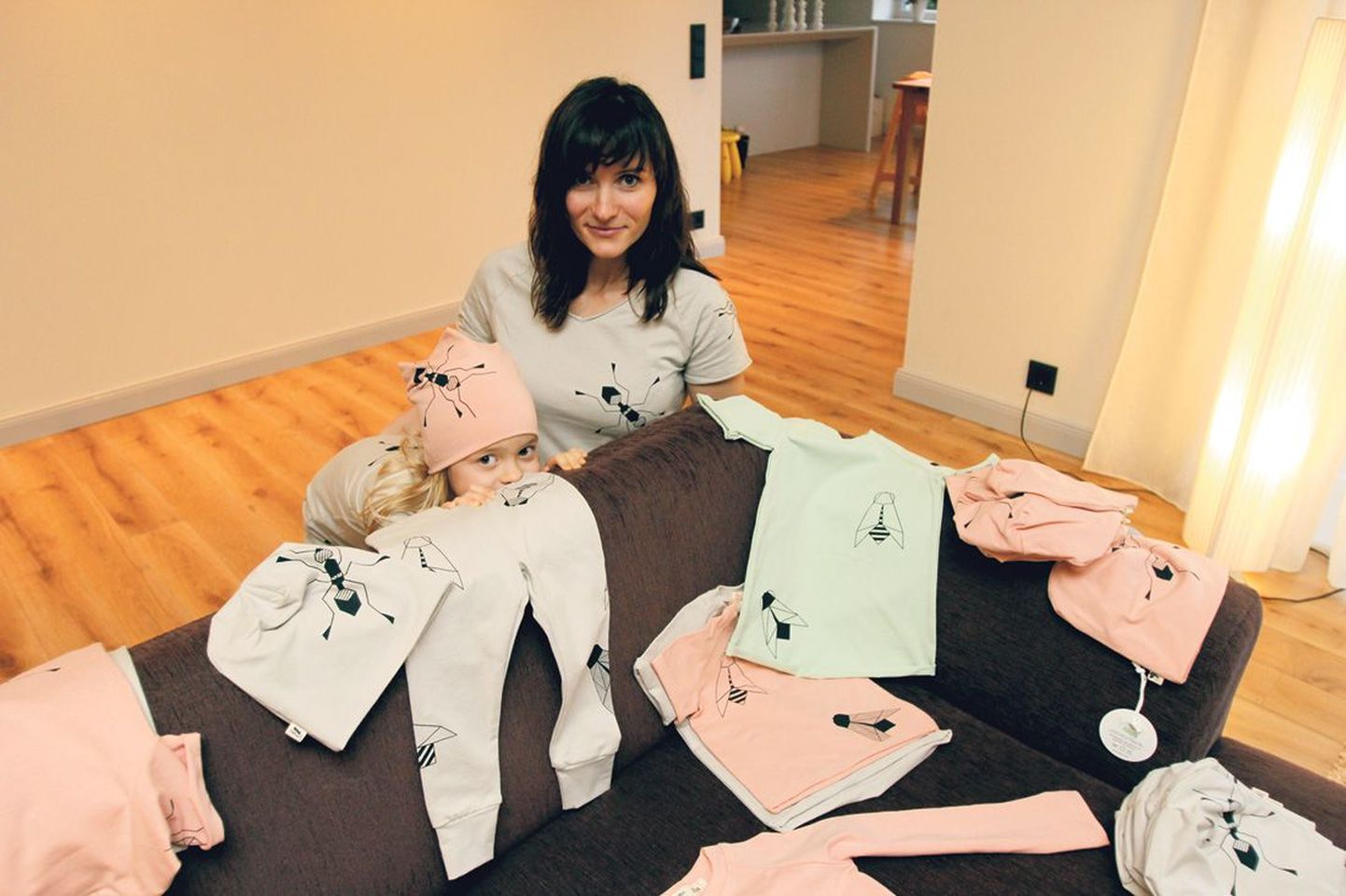 Loomemajanduskeskuses kaitses edukalt äriplaani ka Ruth Mändma, kes toodab juba mitu kuud graafilise prindiga lasterõivaid. Pildil demonstreerib Mändma oma rõivaid koos tütar Loorega.