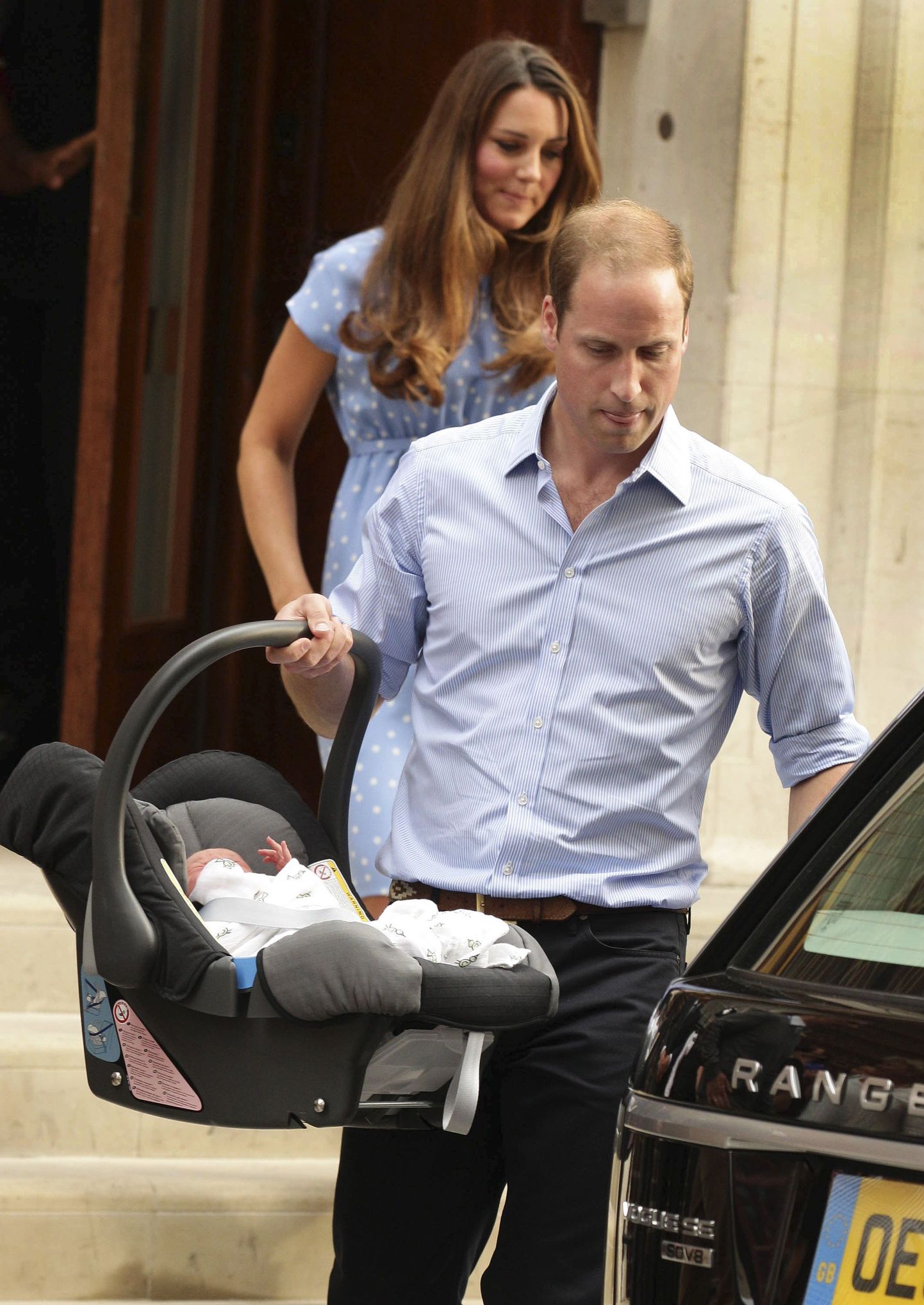 Prints William ja hertsoginna Catherine lahkusid beebiga haiglast