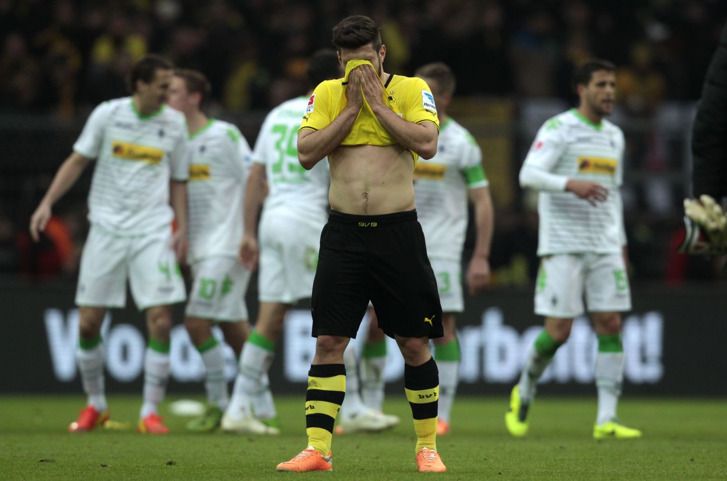 Pettunud Dortmundi mängija Milos Jojic pärast kaotust Mönchengladbachile