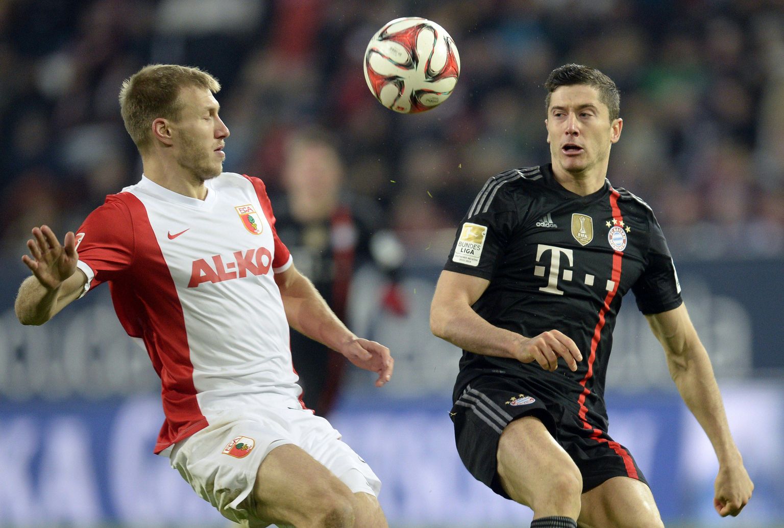 Ragnar Klavan võitlemas Robert Lewandowskiga.