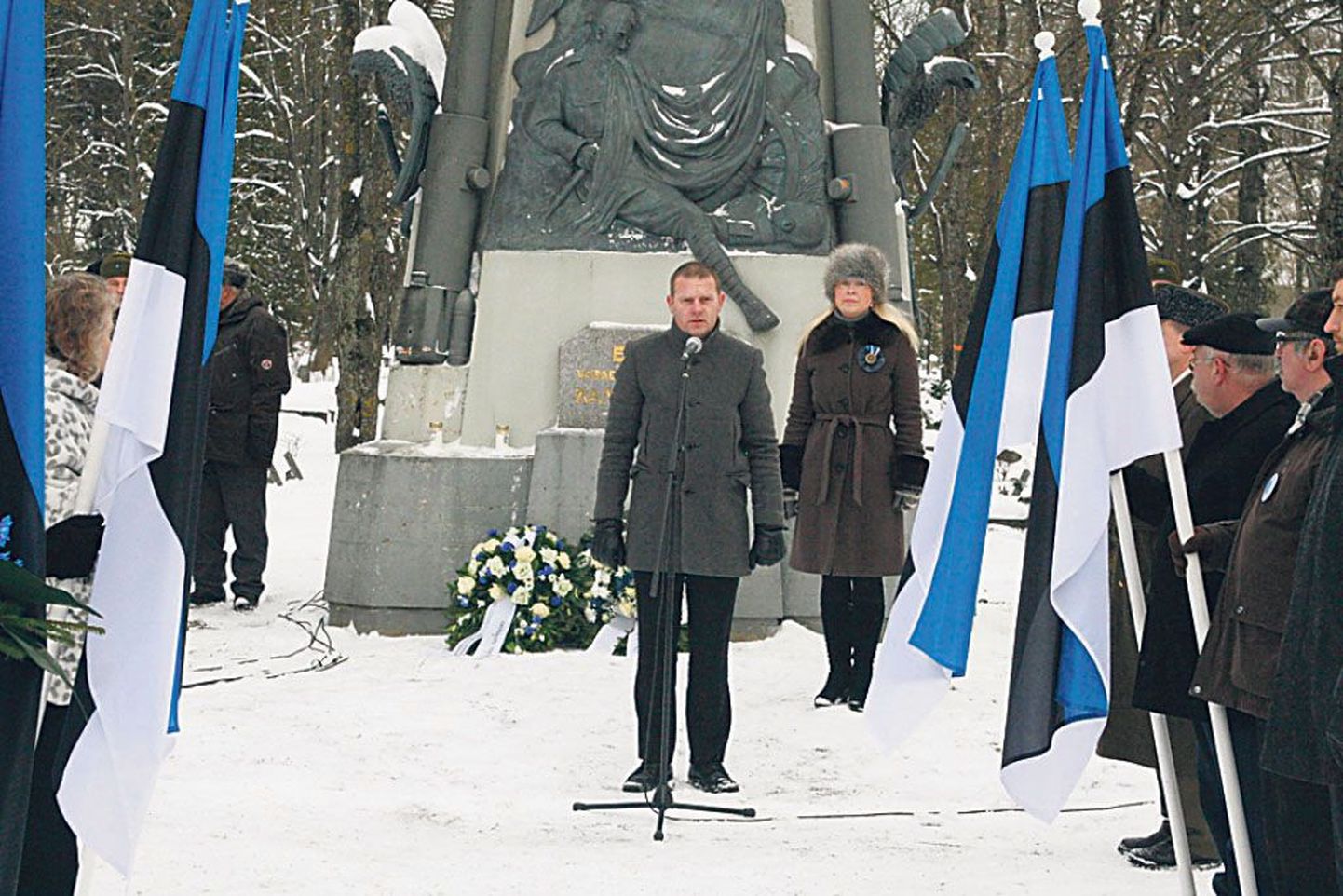 Pärnu abilinnapea ja reservohvitser Romek Kosenkranius Alevi kalmistul Tartu rahu meenutamas.