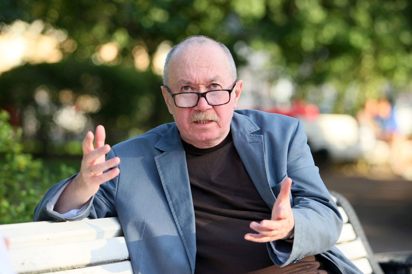 Moskva kirjanik Deniss Dragunski (66) on muu hulgas gazeta.ru kolumnist, kes ühes selle aasta märtsi alguse postituses võttis vaatluse alla omandijärgsuse kui tõejärgse ühiskonna ühe 
ilmingu. «Omandijärgsus on kasulik neile, kes varjavad oma tulusid,» selgitab ta intervjuus.