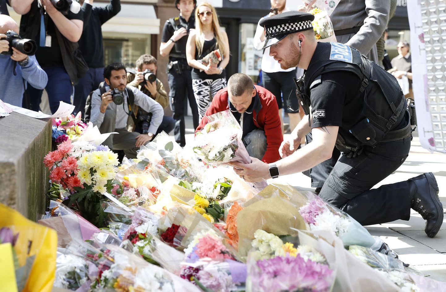 Rahvas jätab hukkunute mälestuseks Manchesteri kesklinna lilli.