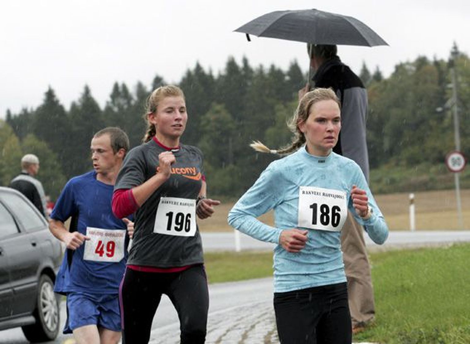 Lääne-Virumaa meistriks tulnud Kaidi Kivioja (keskel) ja hõbedale jooksnud Janelle Tarum (paremal) 10 km rajal Piira ringteel. Finišini jäi veel 4 km.