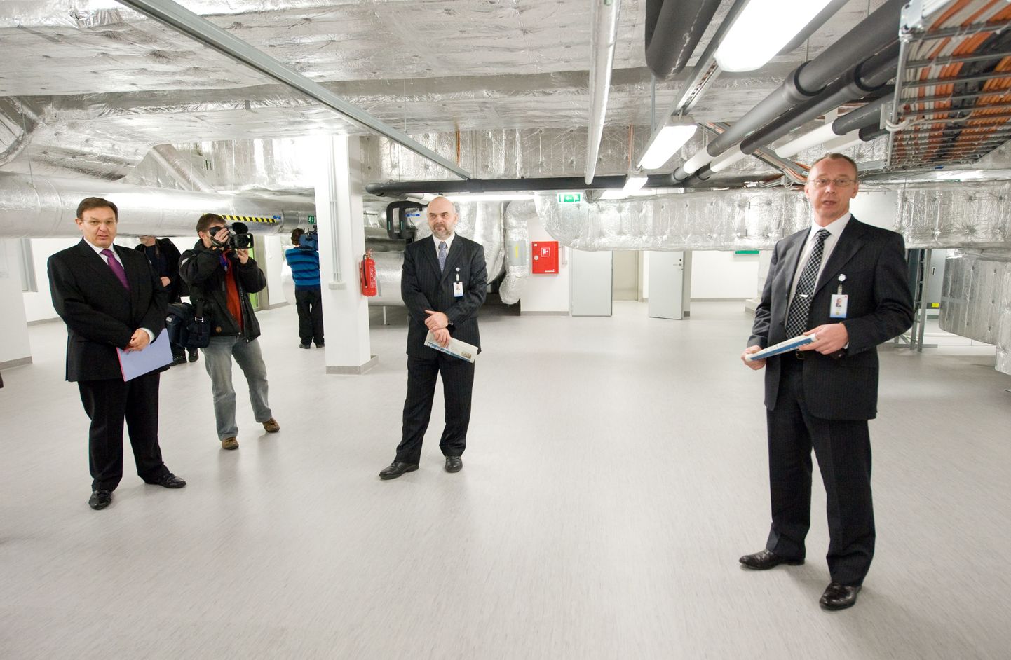 PERHi ehitusjuht Ivo Mill esitles 2011. aasta lõpus Tallinnas Mustamäel ajakirjanikele äsja valminud regionaalhaigla X-korpust.