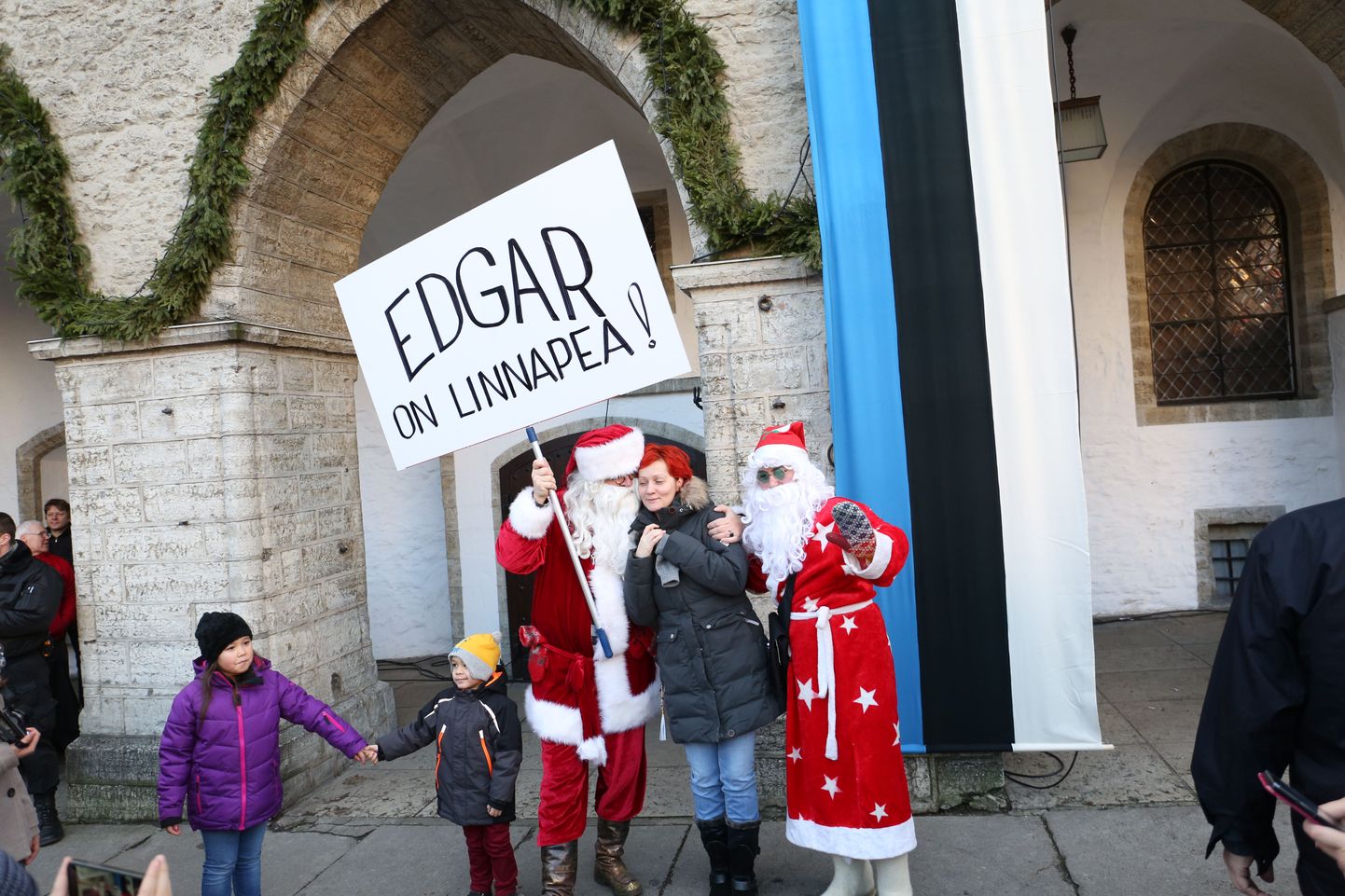 Linnapea ametist kõrvaldatud Edgar Savisaar kuulutas siiski raekojas välja jõulurahu.